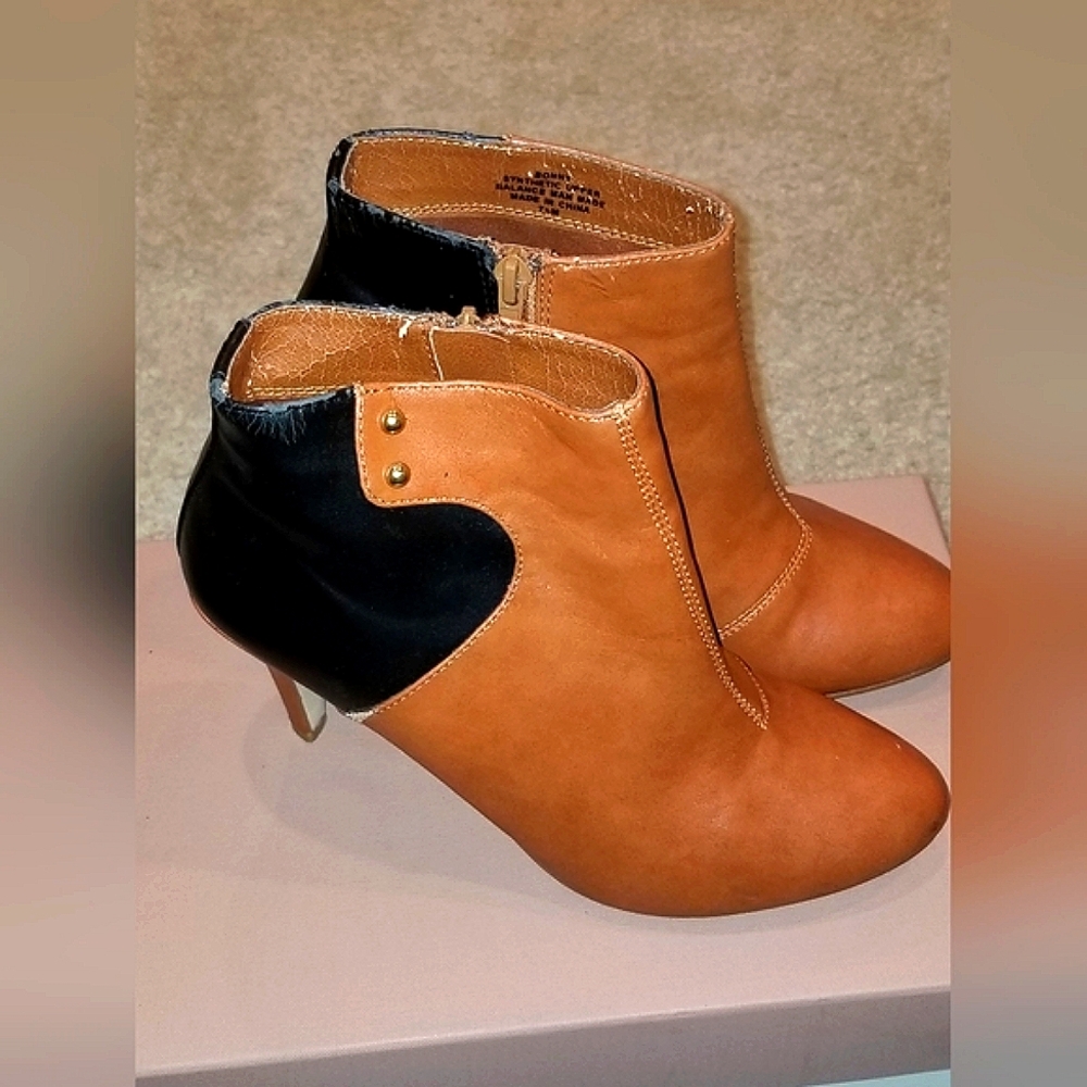 Nicole Miller Tan and Black Ankle Boots with Classic Silhouette Size 7.5 - Picture 2 of 5